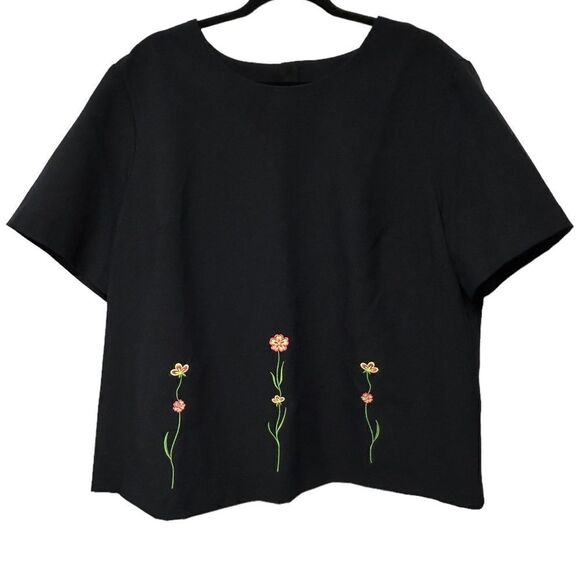 Black Short Sleeve Shirt Crop Top Embroidered Flowers Button up Back Plus Size - Picture 1 of 8